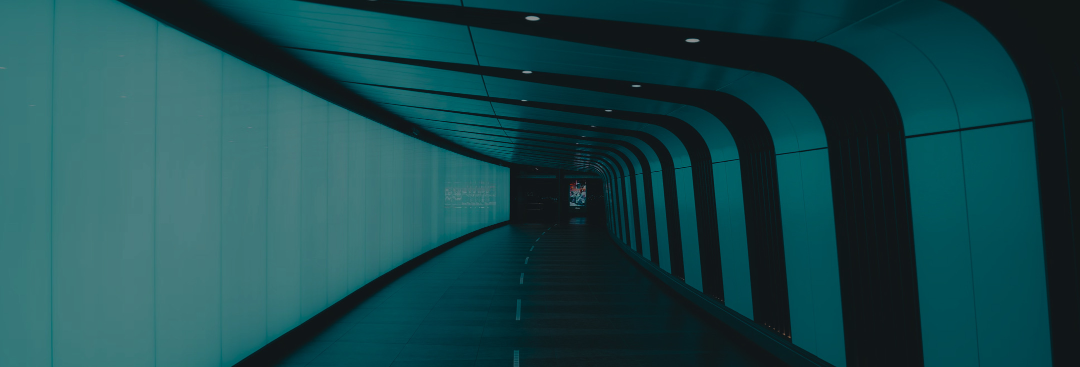 En lång tunnel med ett ljus i slutet.