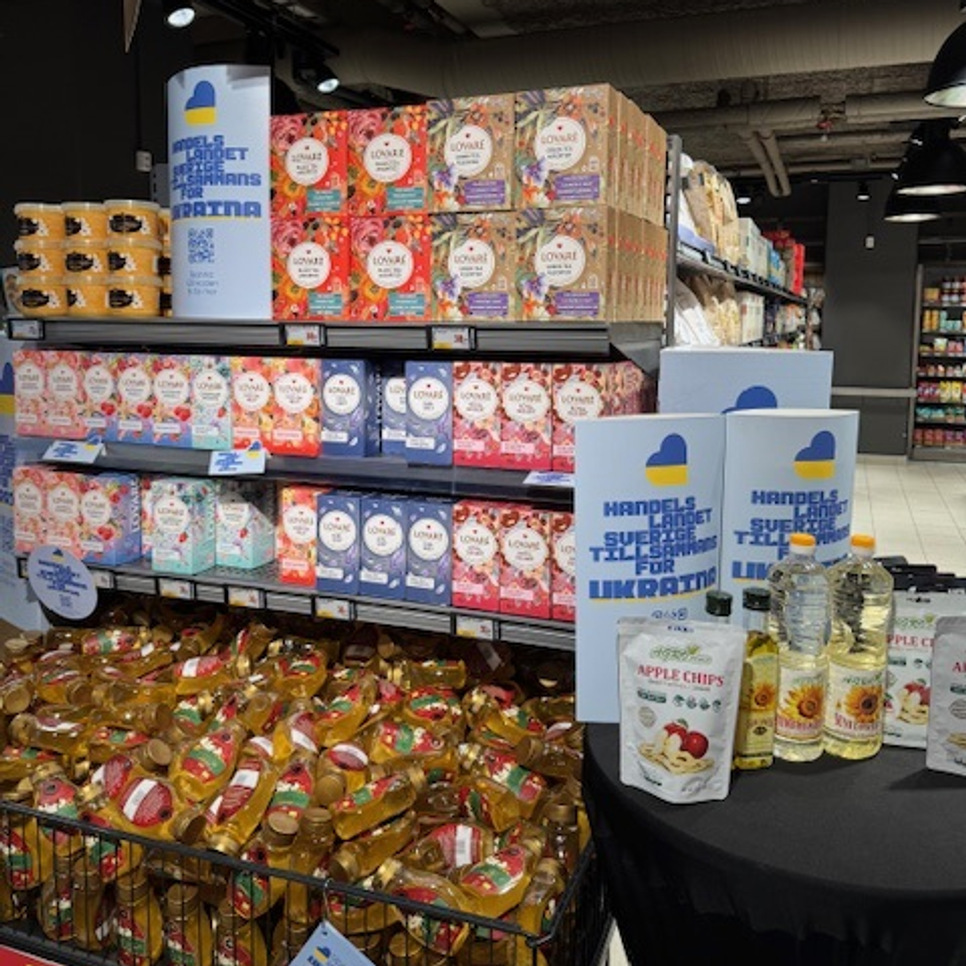 En display i en livsmedelsbutik fylld med massor av mat.