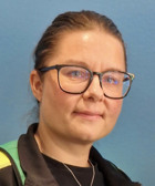 Några kvinnor som står bredvid varandra.