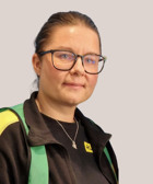 En kvinna med glasögon och en svart jacka.