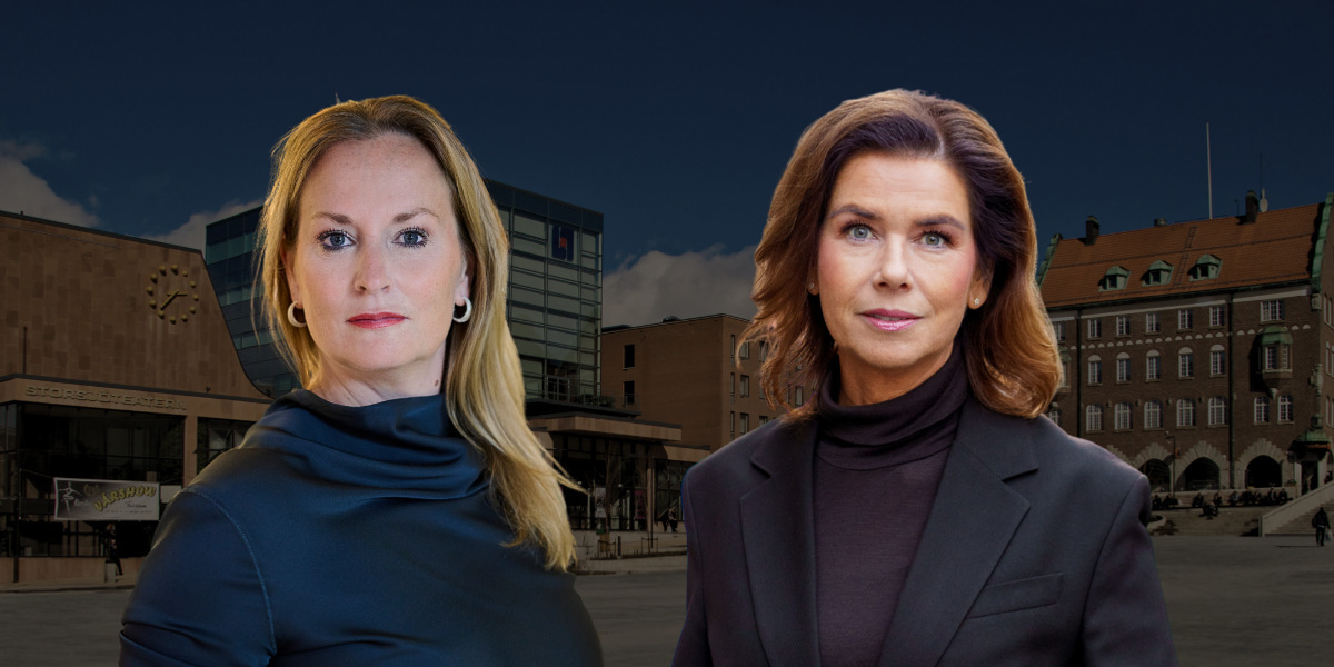 Två kvinnor står framför en byggnad.