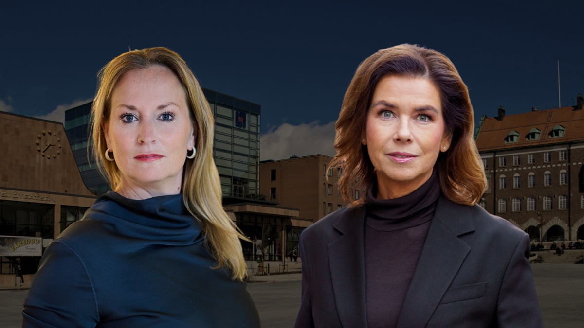 Två kvinnor står framför en byggnad.