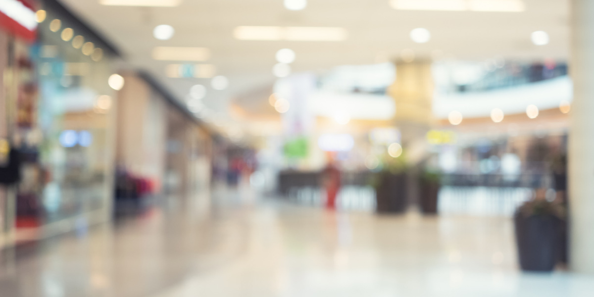 Ett suddigt foto av ett köpcentrum med bagage.