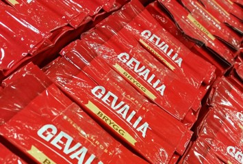 Organiserade stölder av kaffepaket med hjälp av väskor