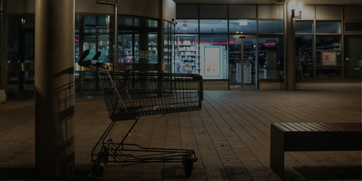 En kundvagn som står framför en butik.
