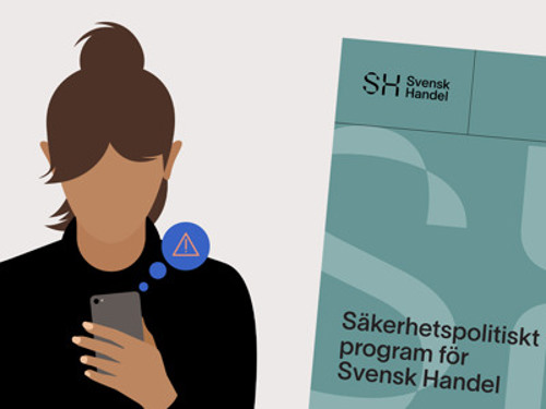 En person som håller i en mobiltelefon bredvid en skylt.