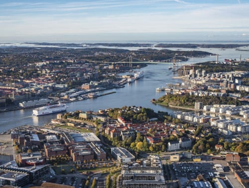 En flygbild av en stad och ett vattendrag.