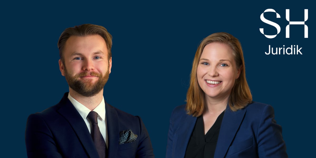 En man och en kvinna ler mot kameran.