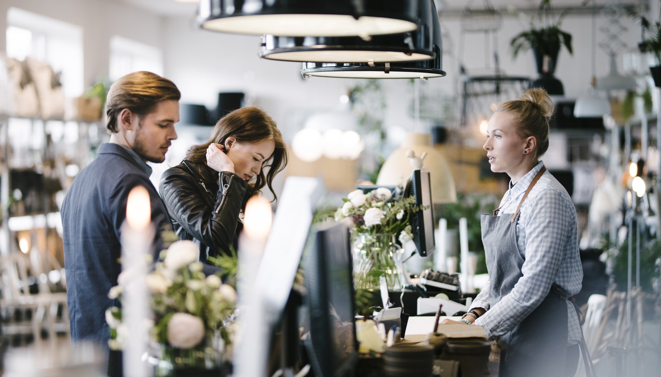 Några personer som står framför en dator.