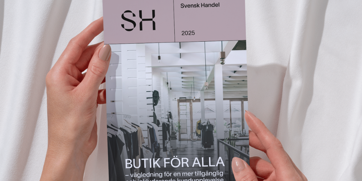 En person som håller ett visitkort i handen.