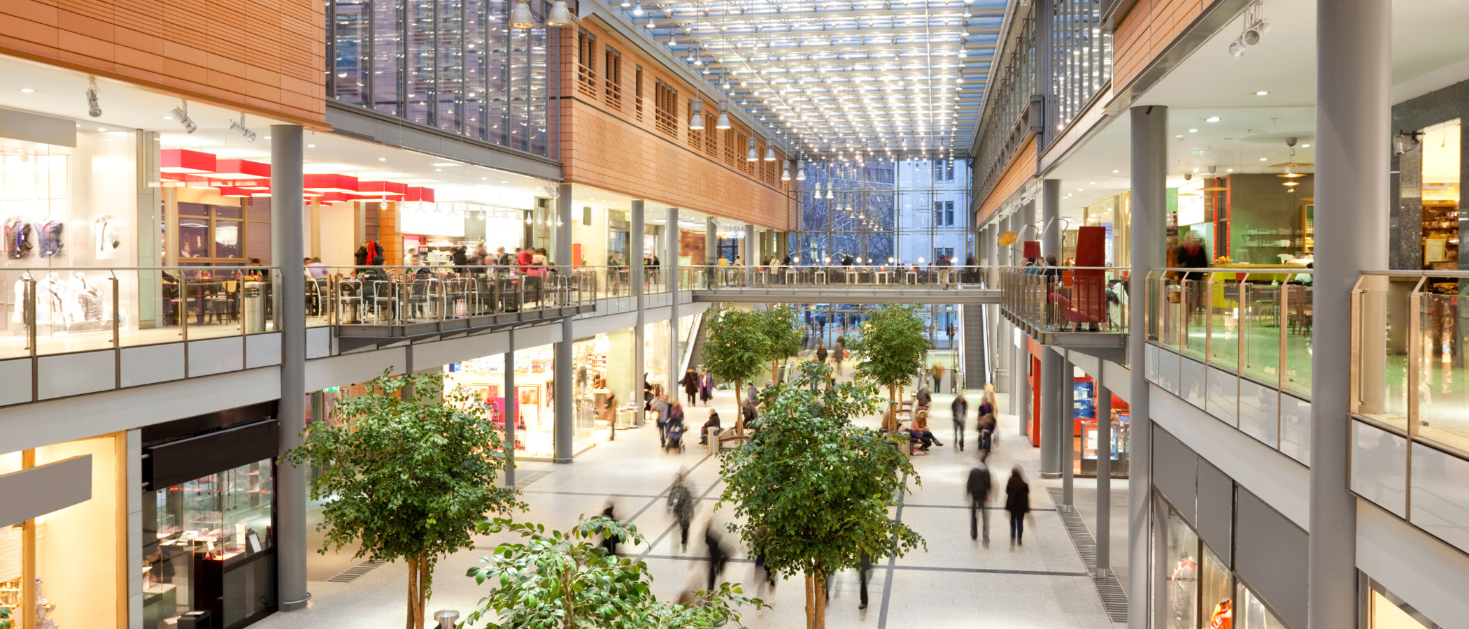 Ett köpcentrum med massor av människor som går omkring.