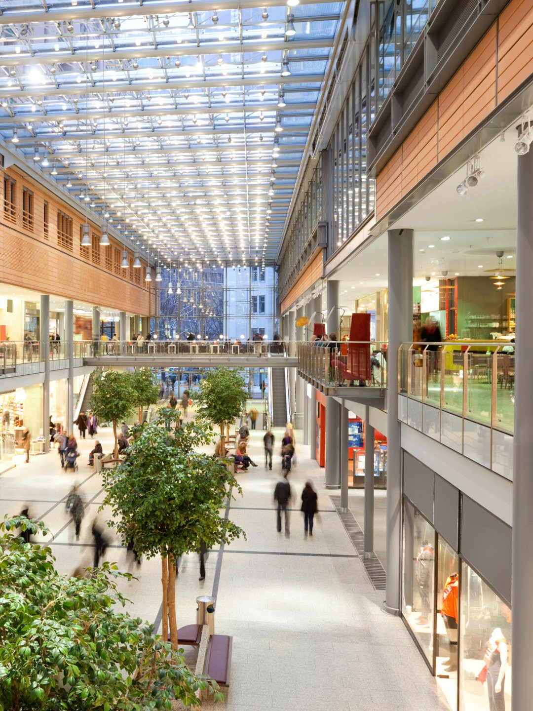 Ett köpcentrum med massor av människor som går omkring.