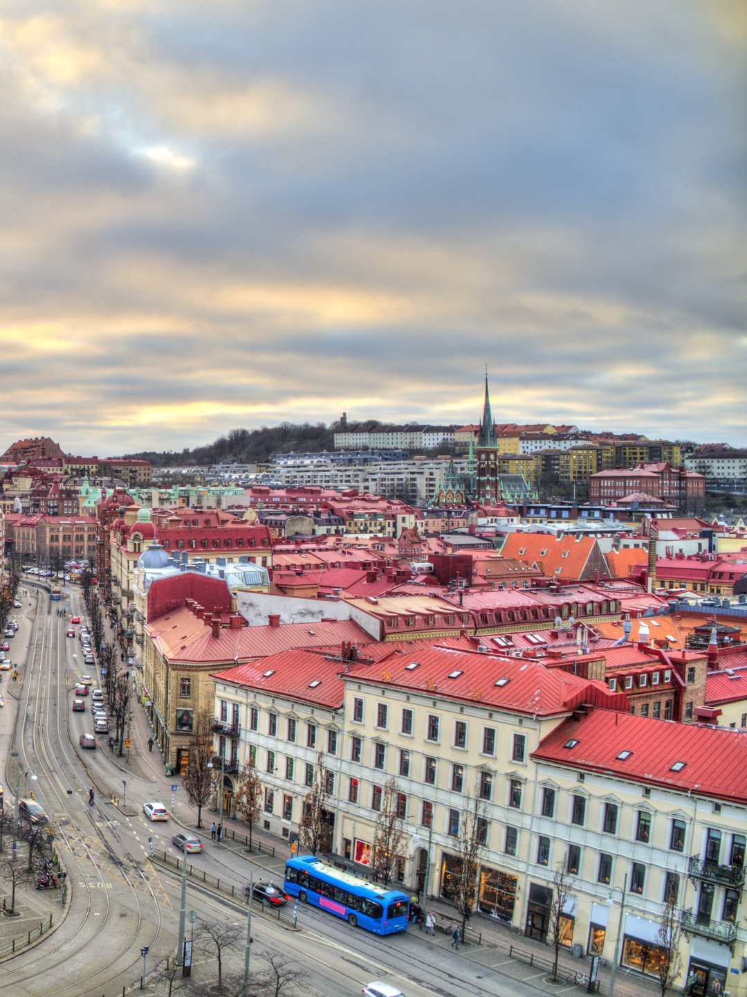 En utsikt över en stad från en hög utsiktspunkt.