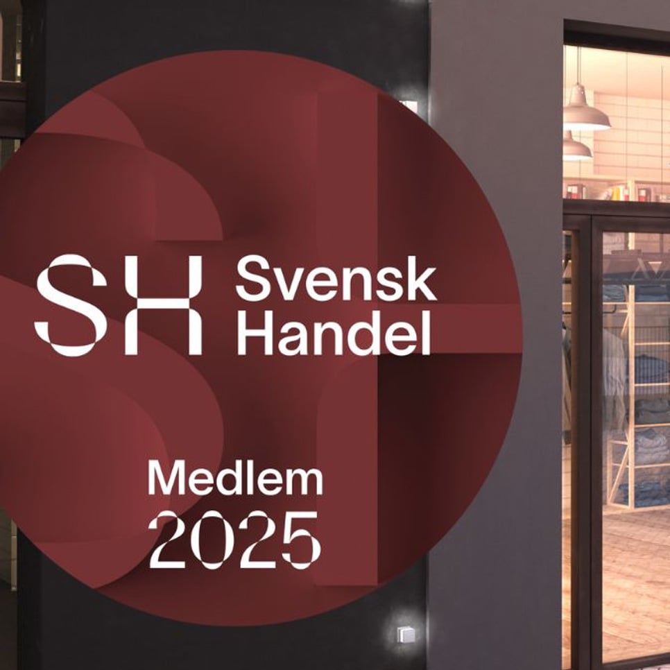 En butiksfasad med en skylt där det står s h svensk handel.