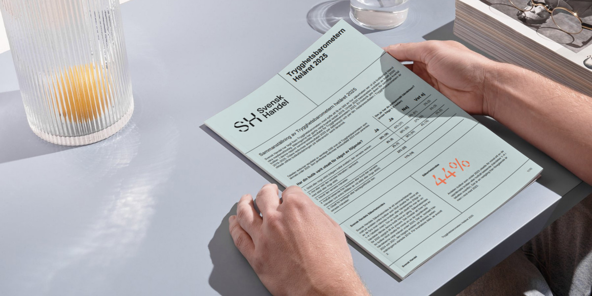 En person som sitter vid ett bord med ett papper.