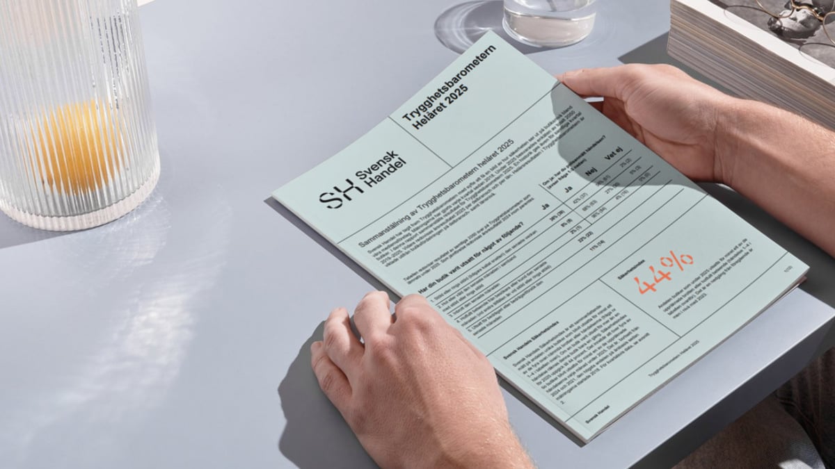 En person som sitter vid ett bord med ett papper.