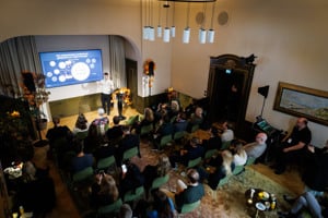 En grupp människor som sitter i stolar i ett rum.