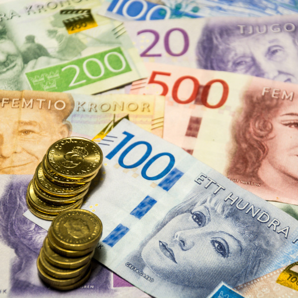 En hög med pengar som ligger på en hög med mynt.