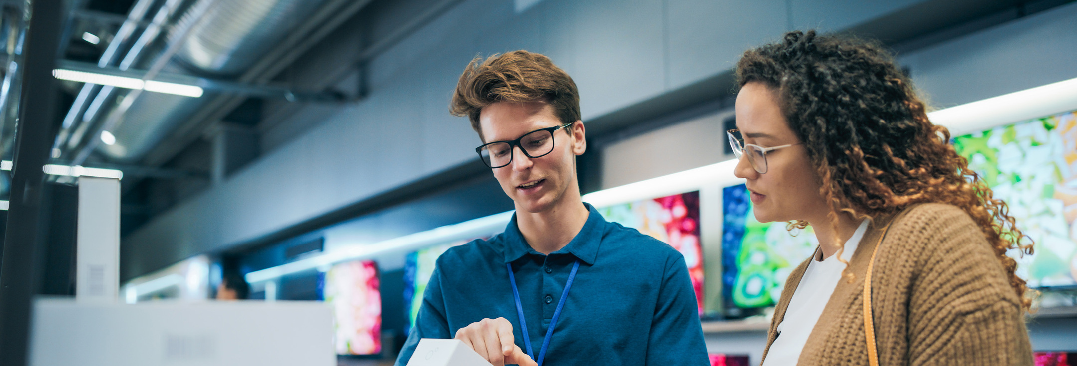 En man och en kvinna tittar på en låda.