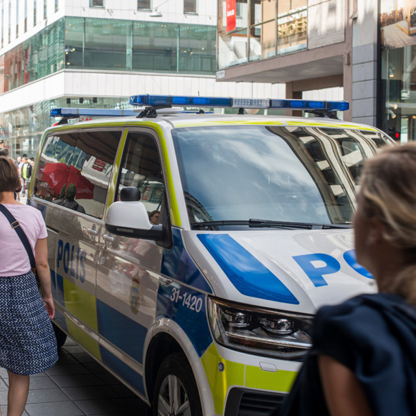 En polisbil parkerad vid sidan av en livligt trafikerad gata.