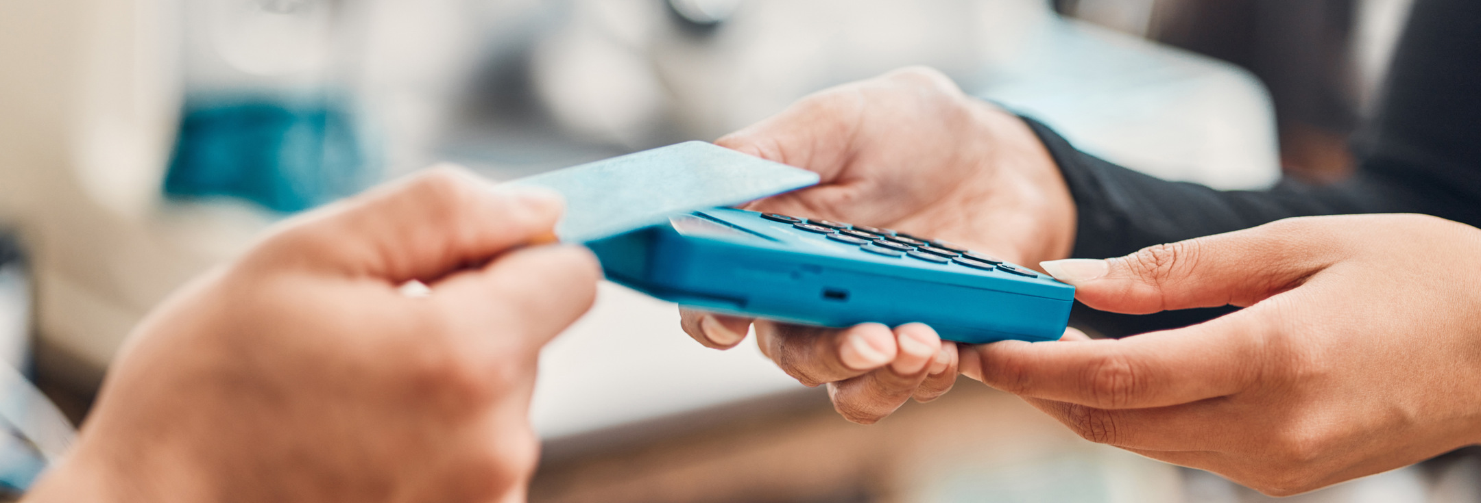 En person som håller en mobiltelefon i handen.