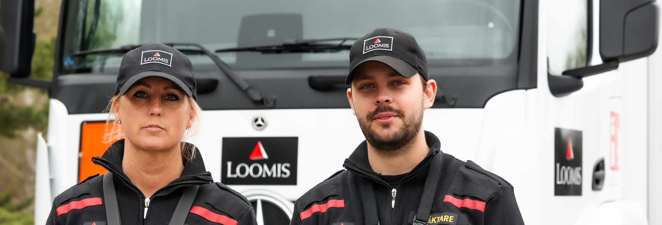 Några personer som står framför en lastbil.