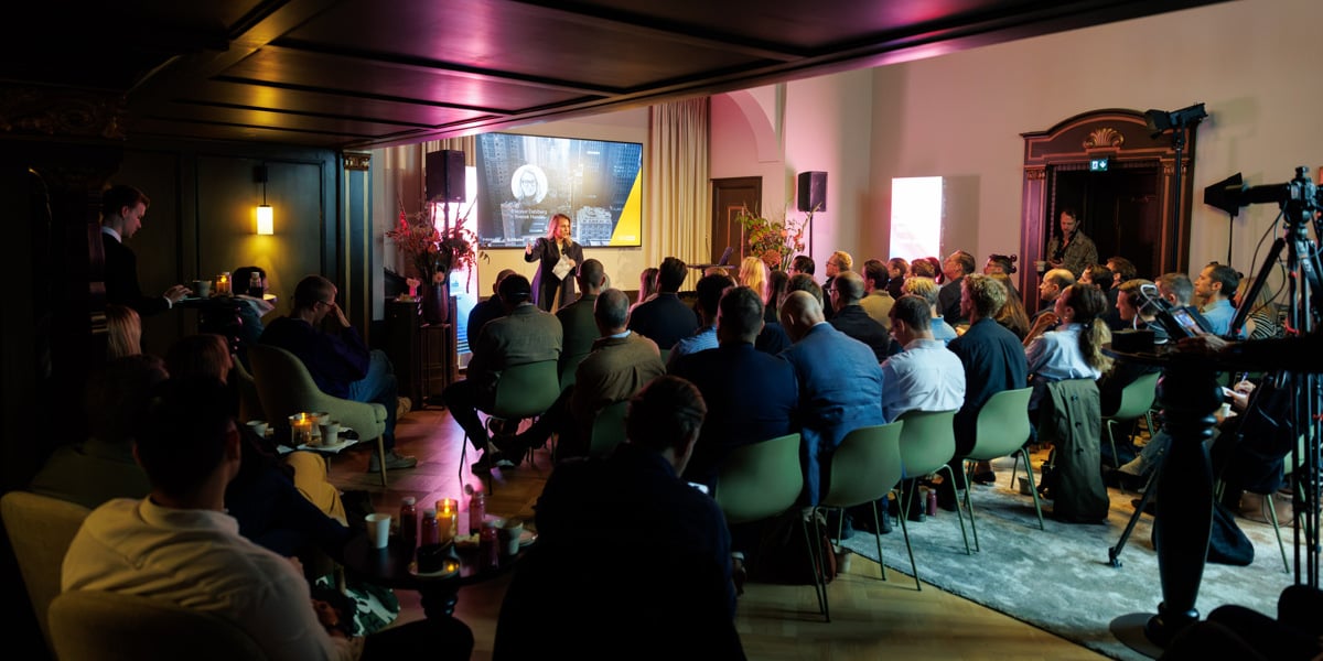 En grupp människor som sitter på stolar i ett rum.