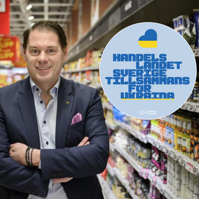 En man som står i en butik med armarna i kors.