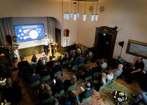 En grupp människor som sitter i stolar i ett rum.