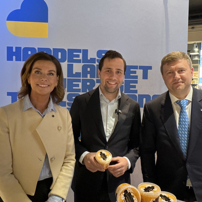 En grupp människor som står bredvid varandra.