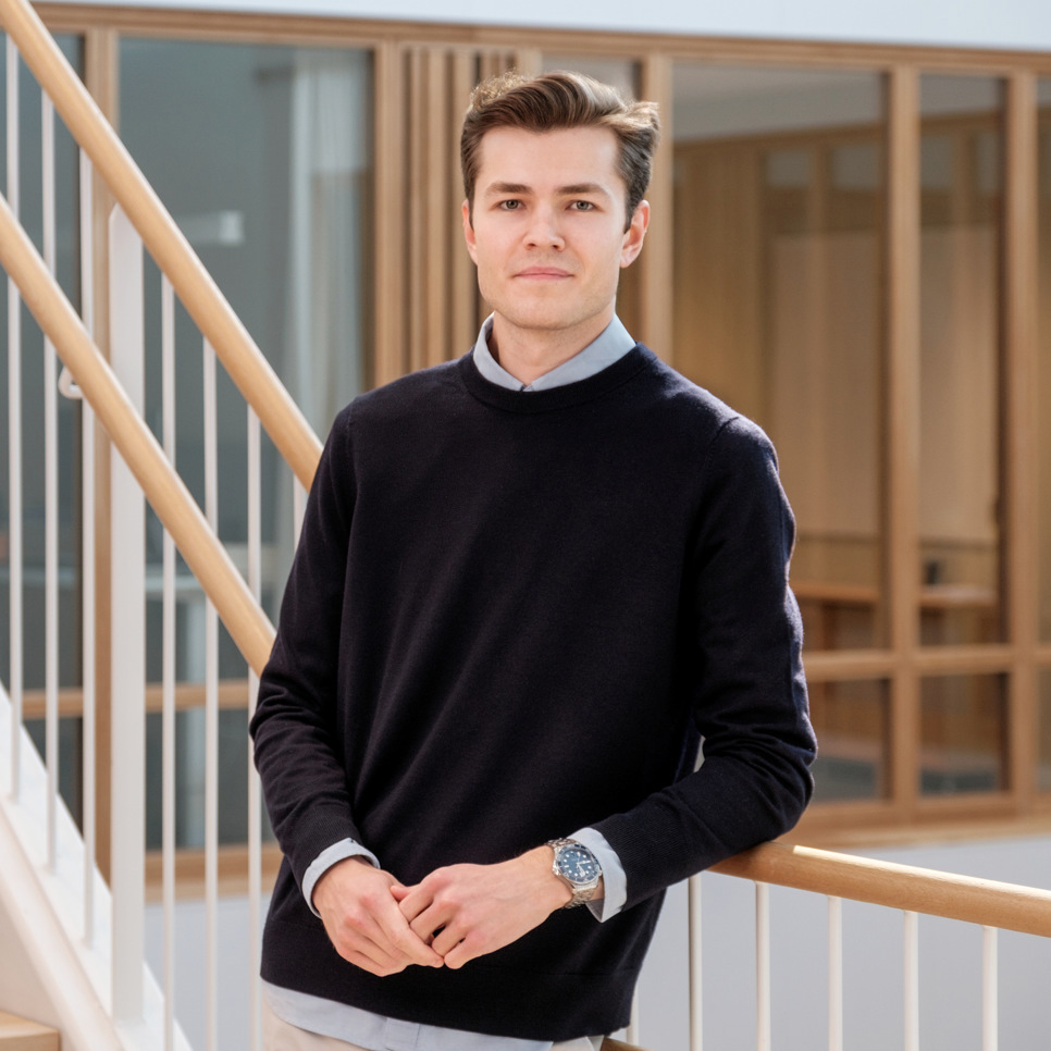 En man som står framför en trappa.