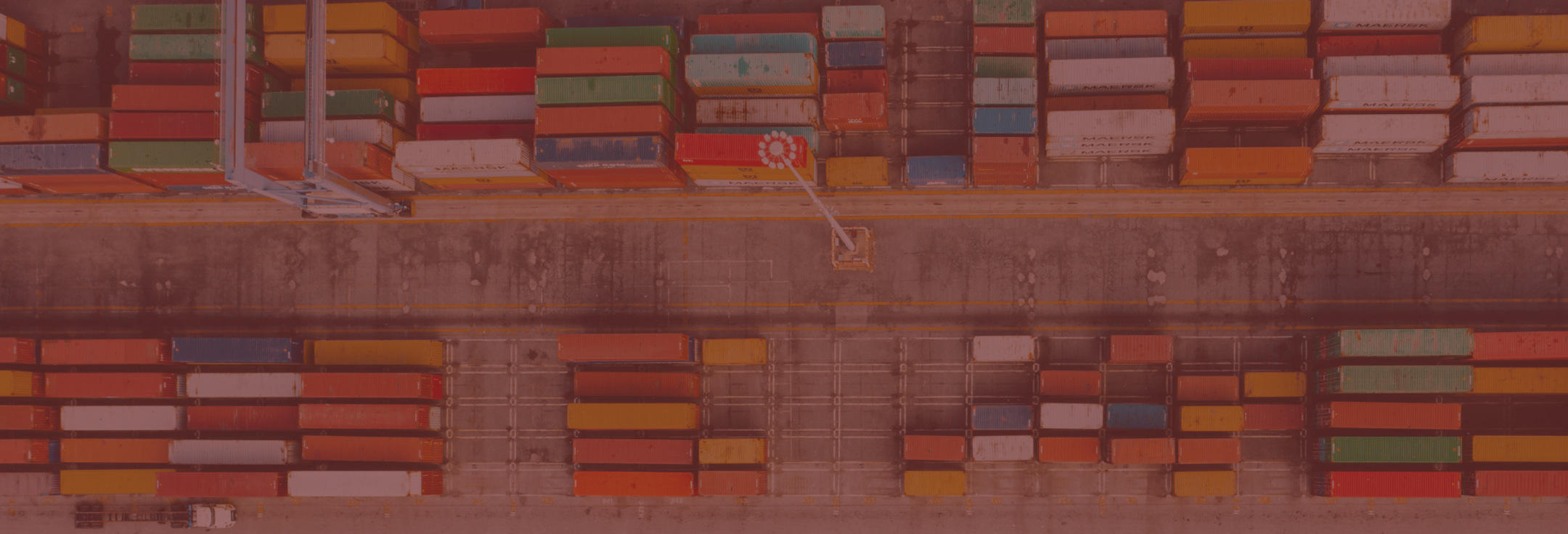 En flygbild av ett lastfartyg i havet.