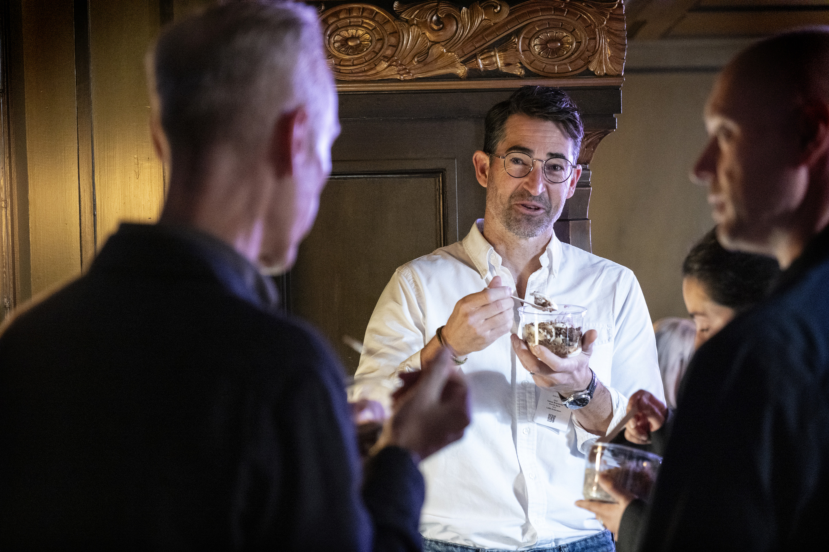 En grupp m&auml;n som st&aring;r i en ring.