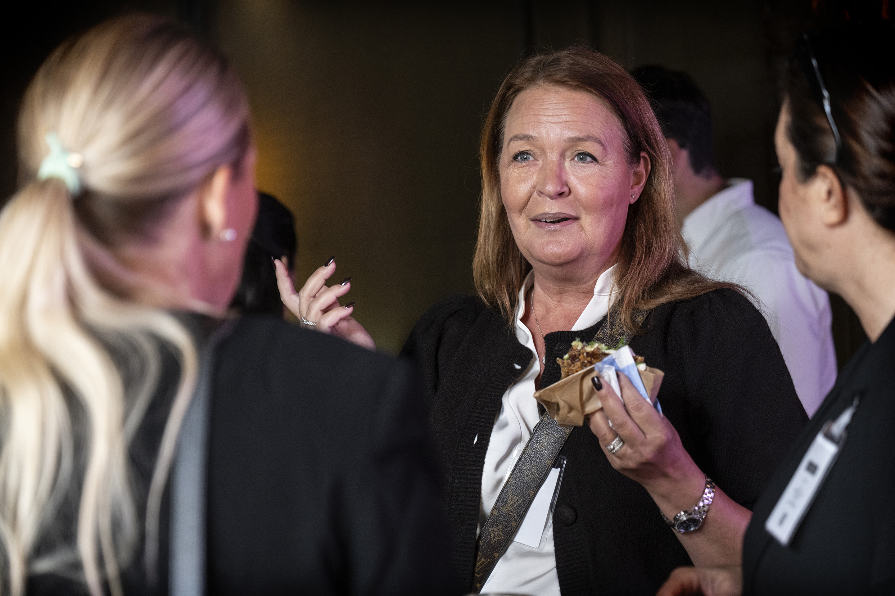 En grupp kvinnor som st&aring;r bredvid varandra.