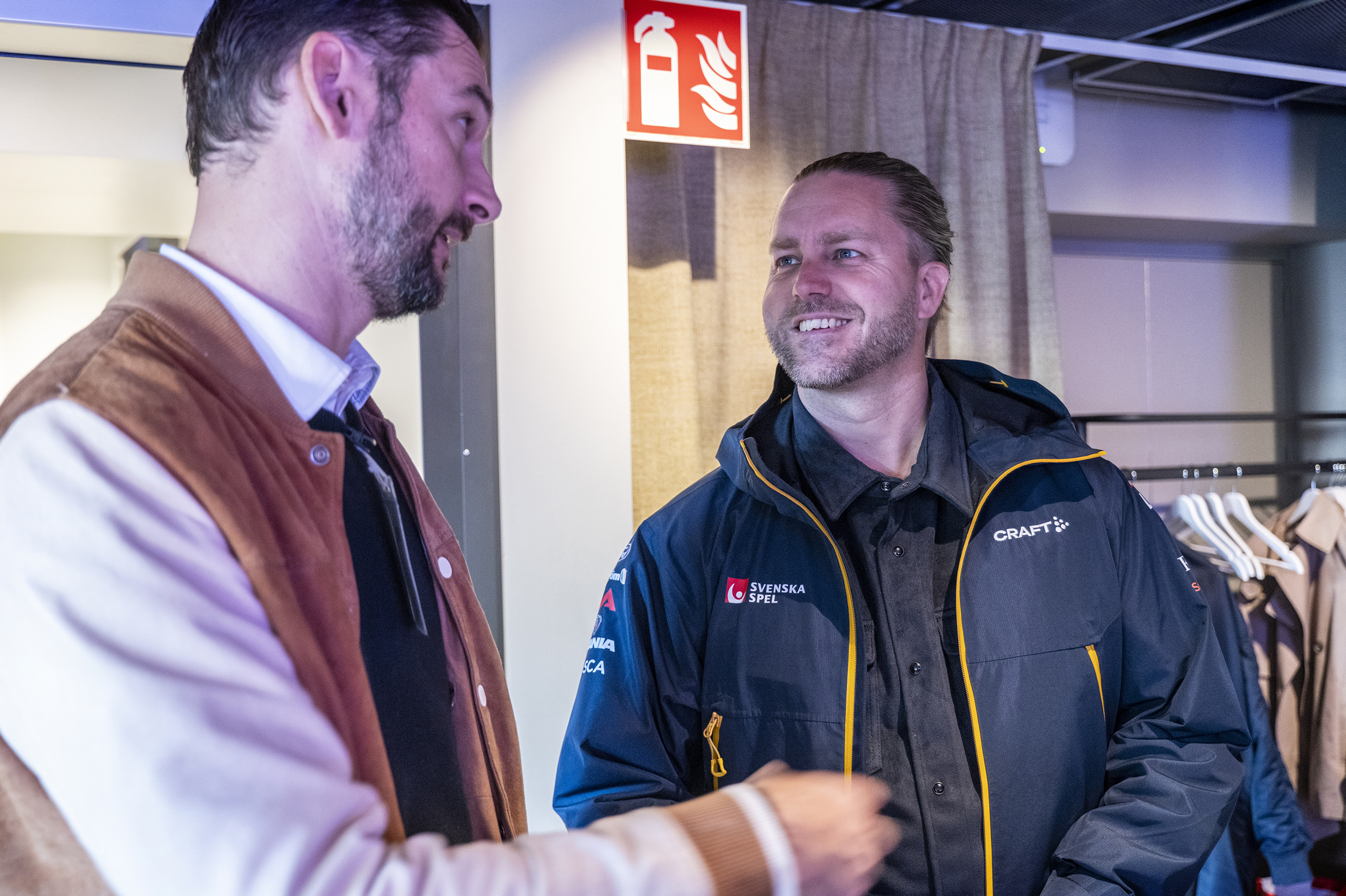 Tv&aring; m&auml;n som st&aring;r bredvid varandra.