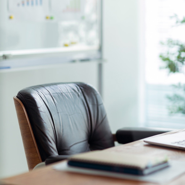 En bärbar dator som sitter på ett träbord.