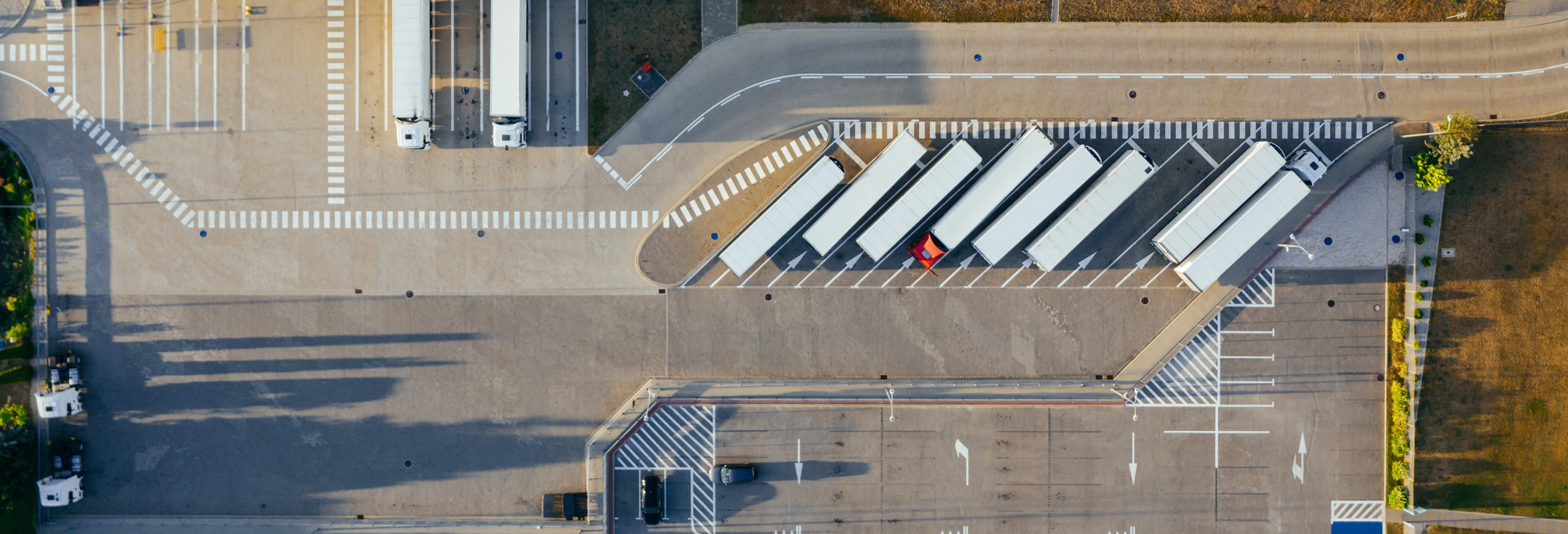 En flygbild av en parkeringsplats med flera bilar parkerade på den.
