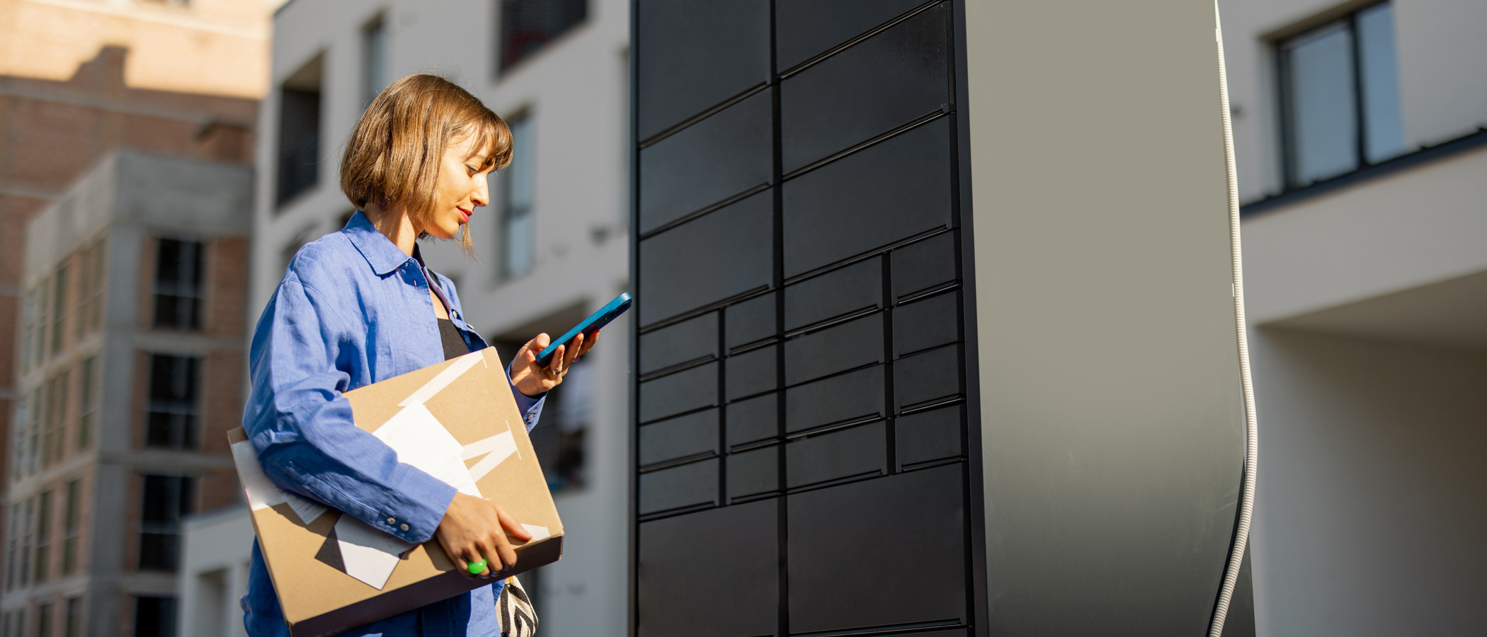 En kvinna som använder en mobiltelefon.