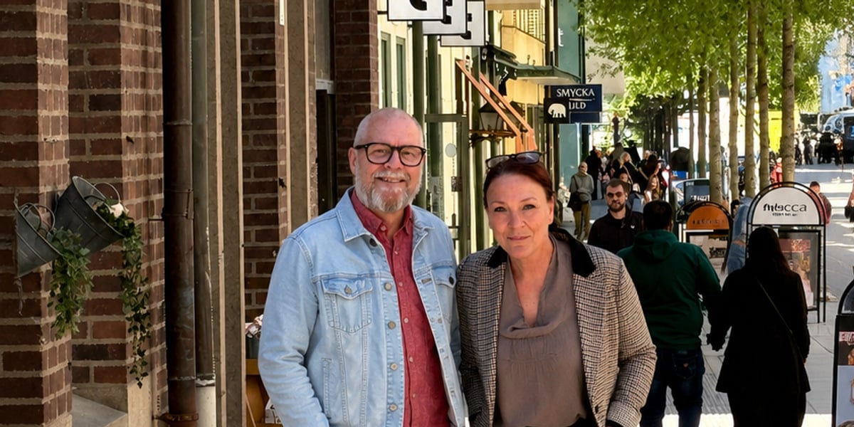 En man och en kvinna som går längs trottoaren.