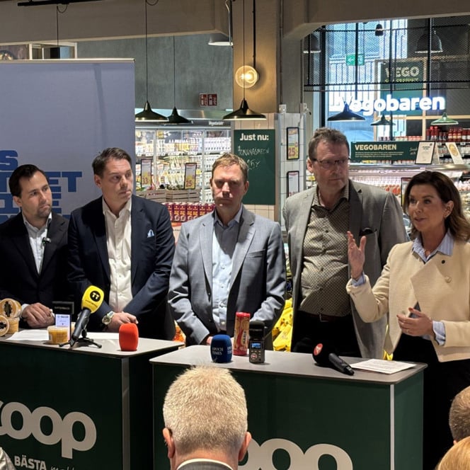 En grupp människor som står runt ett bord.