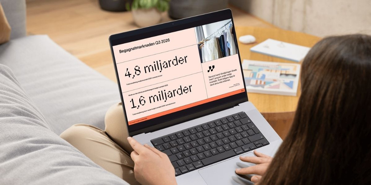 En kvinna som sitter på en soffa och använder en bärbar dator.
