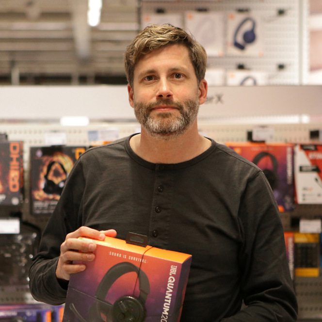En man som håller en bok i en butik.