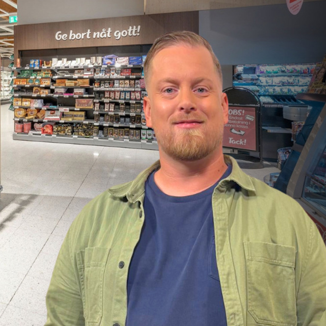En man som står framför en livsmedelsbutik.