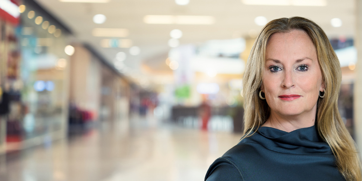 Maria Mikkonen i en butik