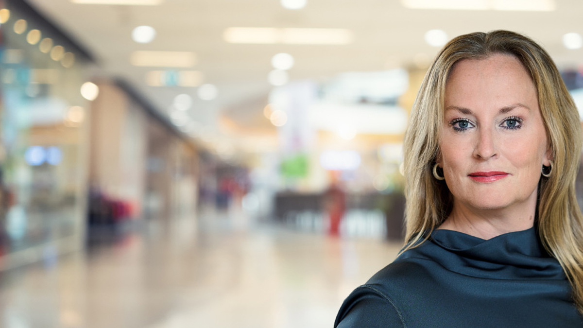 Maria Mikkonen i en butik