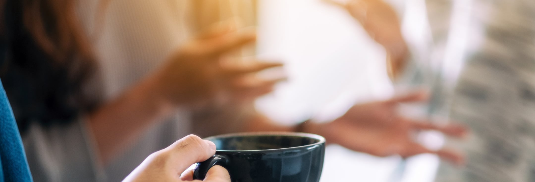 En person som håller en kaffekopp i sina händer.