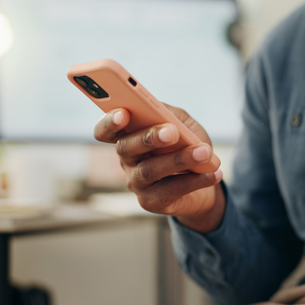 En man som håller en mobiltelefon i handen.