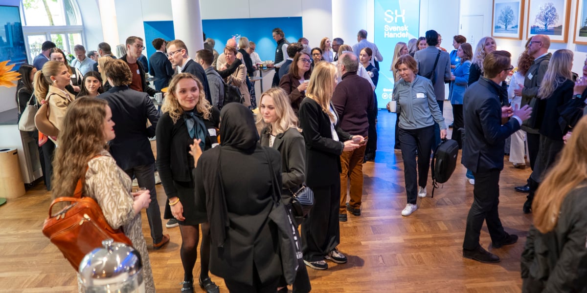 En stor grupp människor som står i ett rum.