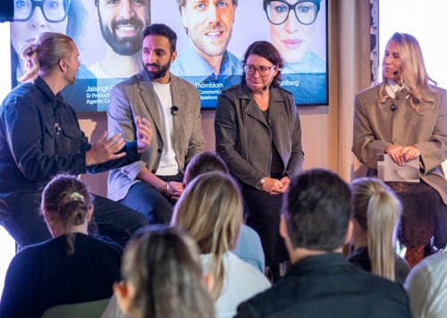 En grupp människor som sitter framför en skärm.