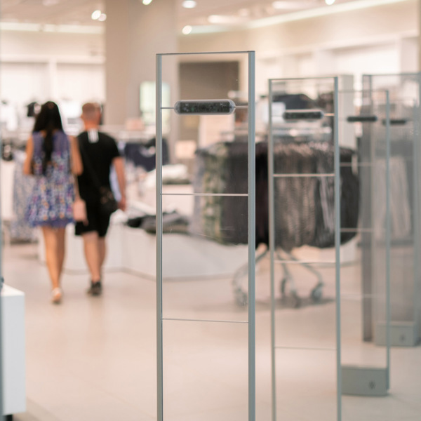 Några personer som går i en butik.